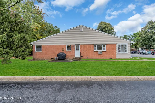 a view of a house with a yard
