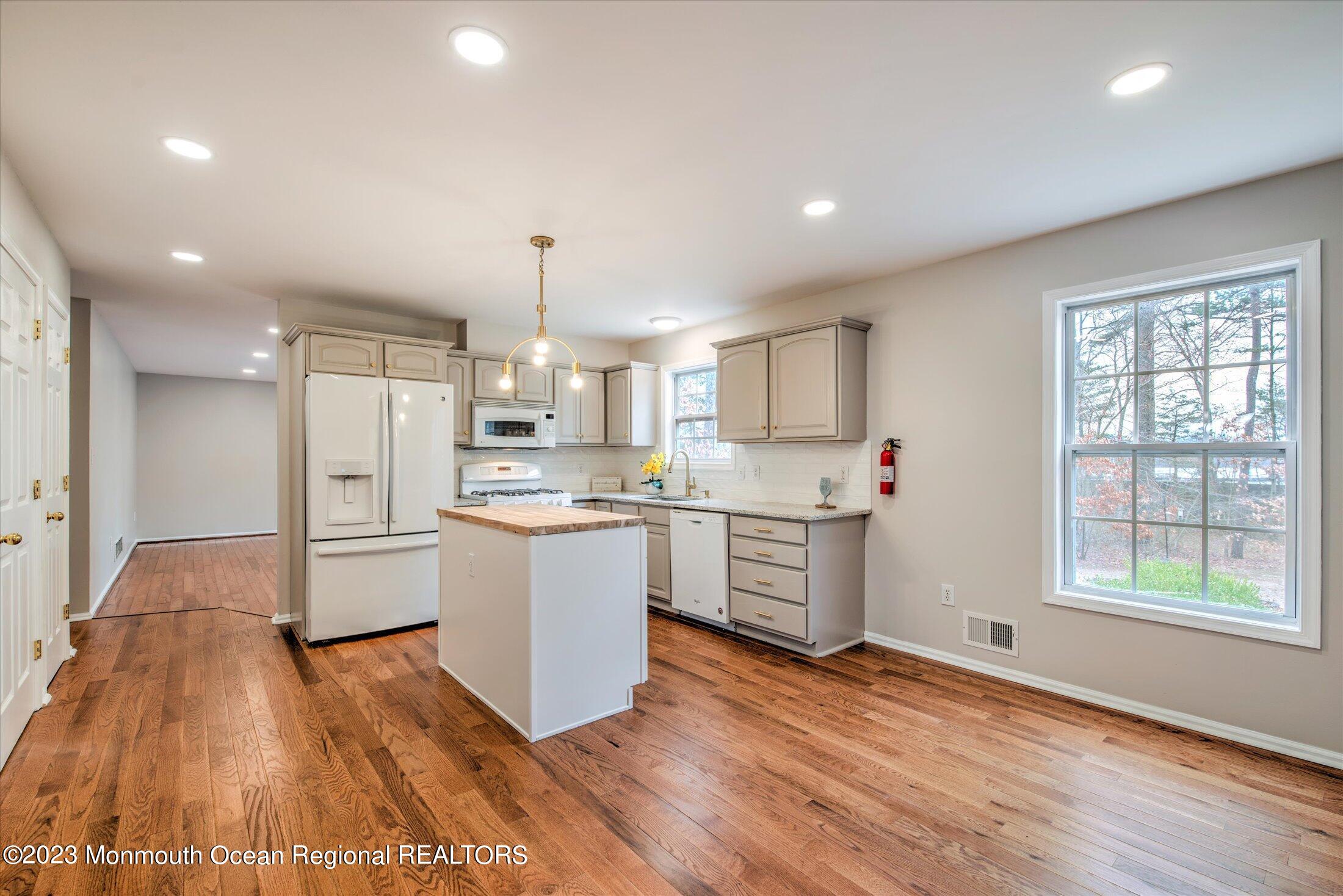 736 Pinehurst Road New Egypt, NJ 08533 - Photo 11 of 39 14-KITCHEN
