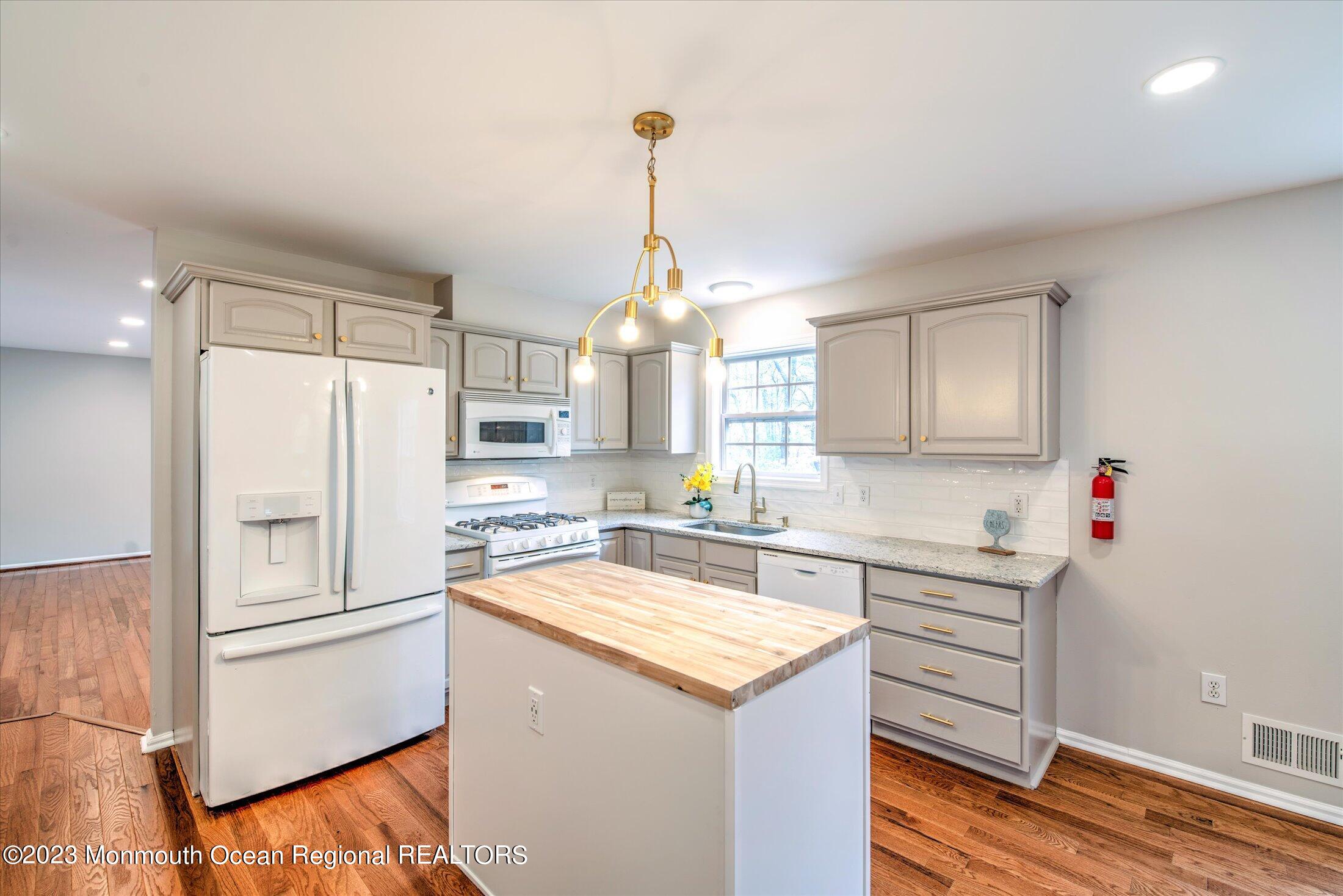 736 Pinehurst Road New Egypt, NJ 08533 - Photo 12 of 39 15-KITCHEN