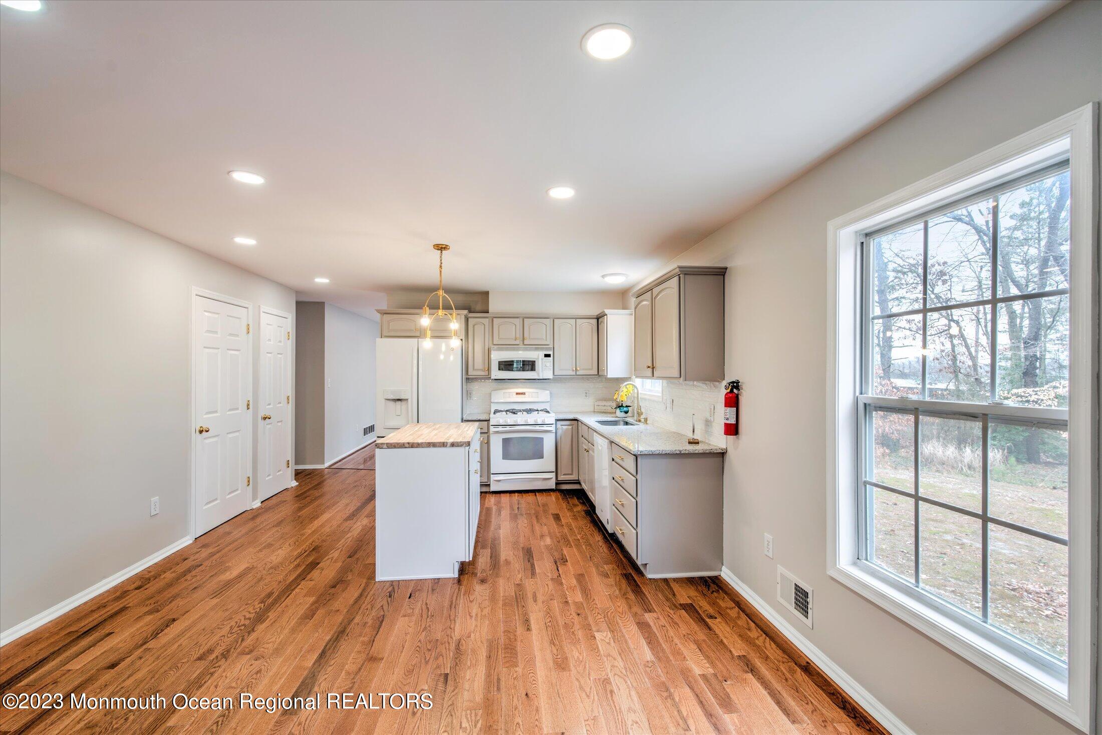 736 Pinehurst Road New Egypt, NJ 08533 - Photo 14 of 39 18-KITCHEN