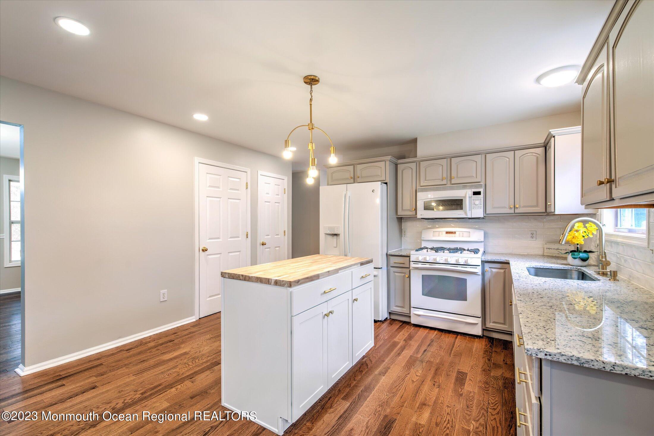 736 Pinehurst Road New Egypt, NJ 08533 - Photo 15 of 39 19-KITCHEN