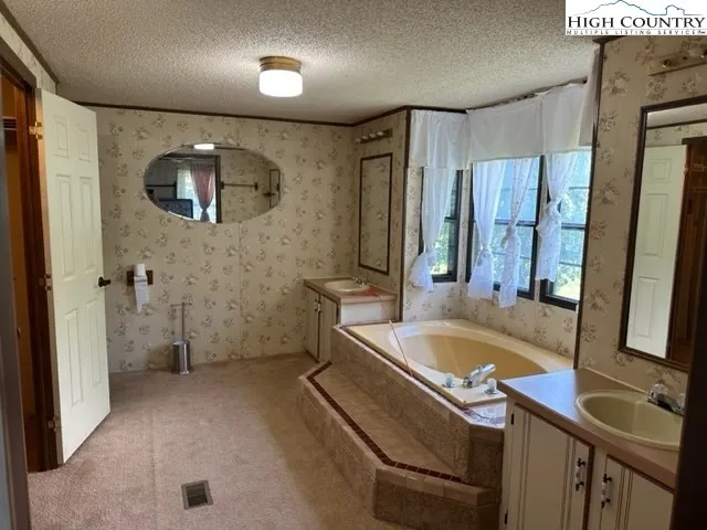 a view of entry way to rooms