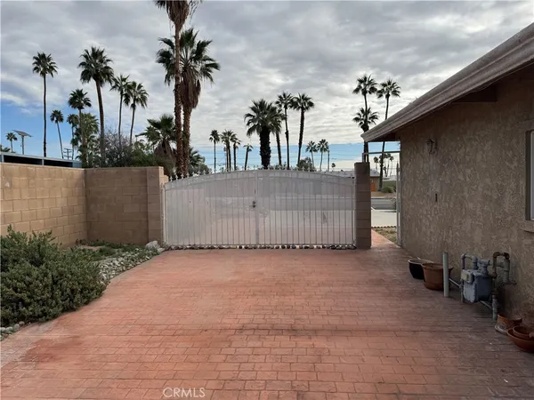 a view of a backyard