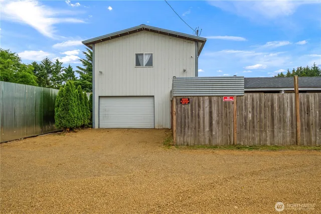 a view of a backyard