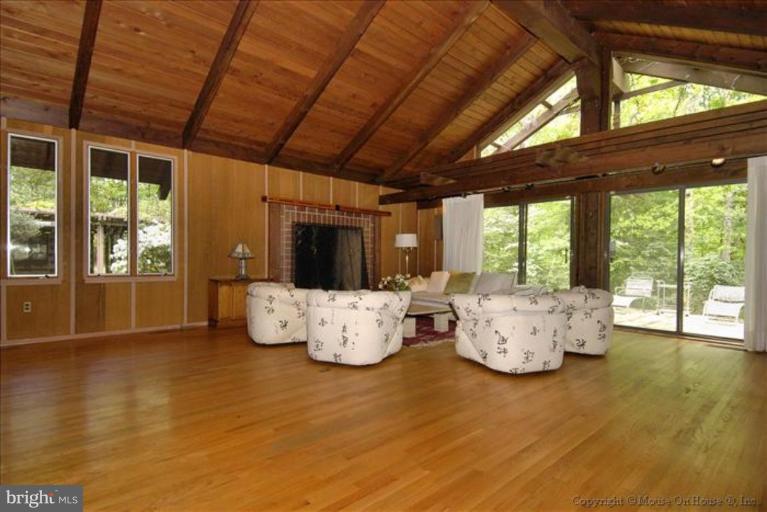 11720 Beall Mountain Road Potomac, MD 20854 - Photo 4 of 18 Living Room
