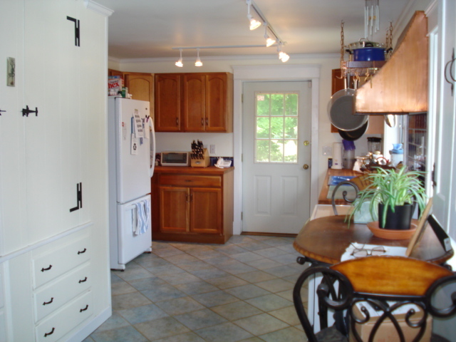324 East New Lenox Road Pittsfield, MA 01201 - Photo 10 of 15 Kitchen off of dining room