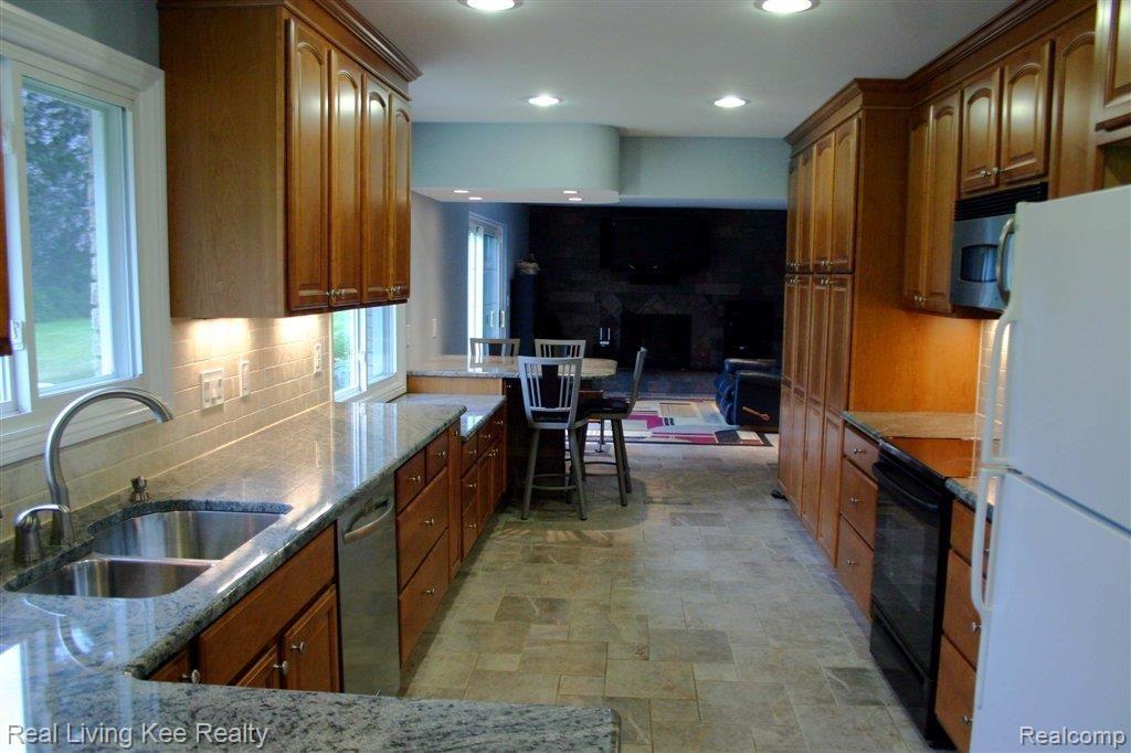 597 South Fieldstone Drive Rochester, MI 48309 - Photo 2 of 21 IMG_1326.jpg