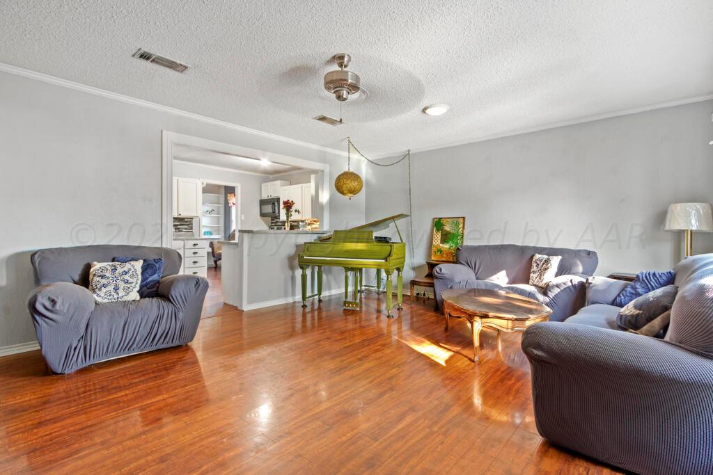4319 South Lipscomb Street Amarillo, TX 79110 - Photo 18 of 41 Living Room