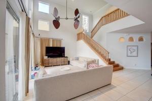 4221 Northwest 66th Lane Boca Raton, FL 33496 - Photo 3 of 20 Living Room