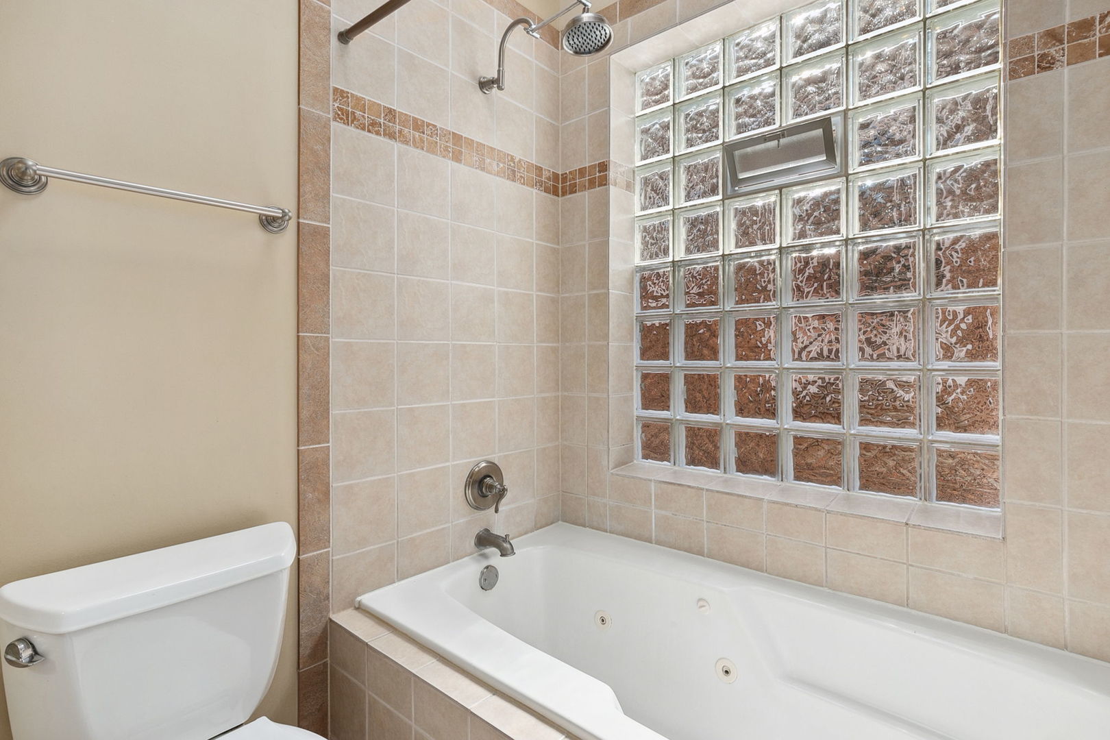 1206 West Addison Street, Unit 3 Chicago, IL 60613 - Photo 13 of 19 Gallery Image 13