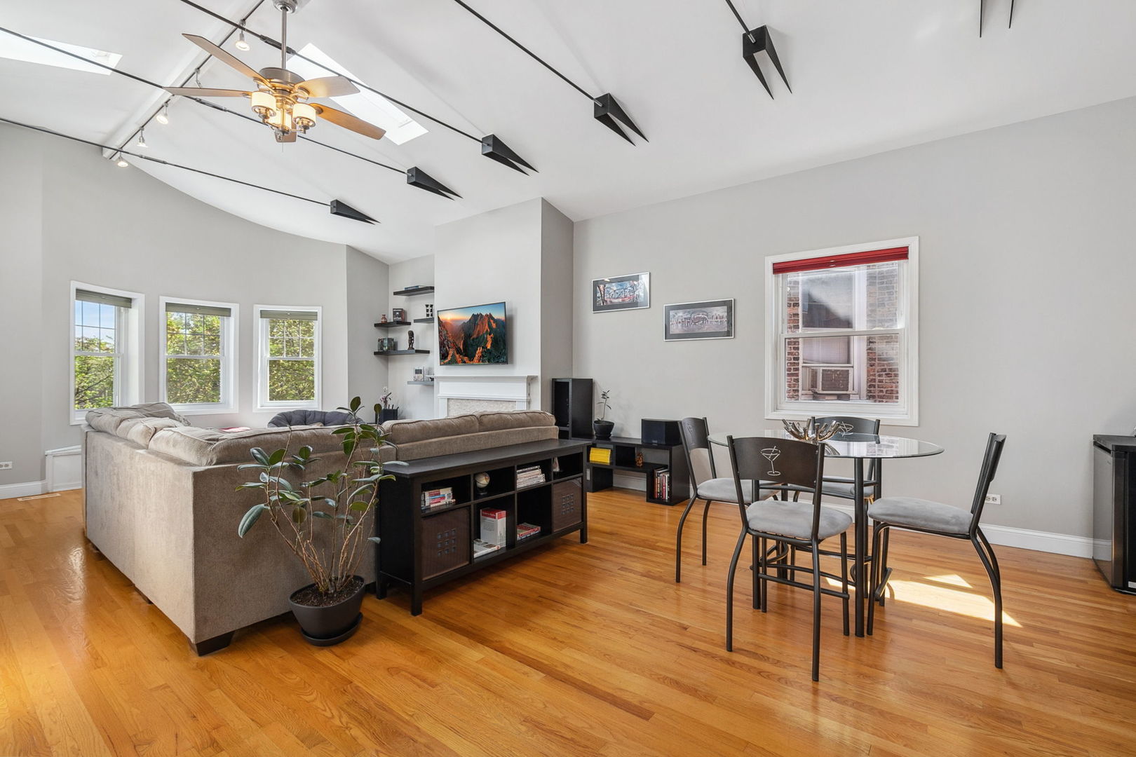 1206 West Addison Street, Unit 3 Chicago, IL 60613 - Photo 2 of 19 Gallery Image 2