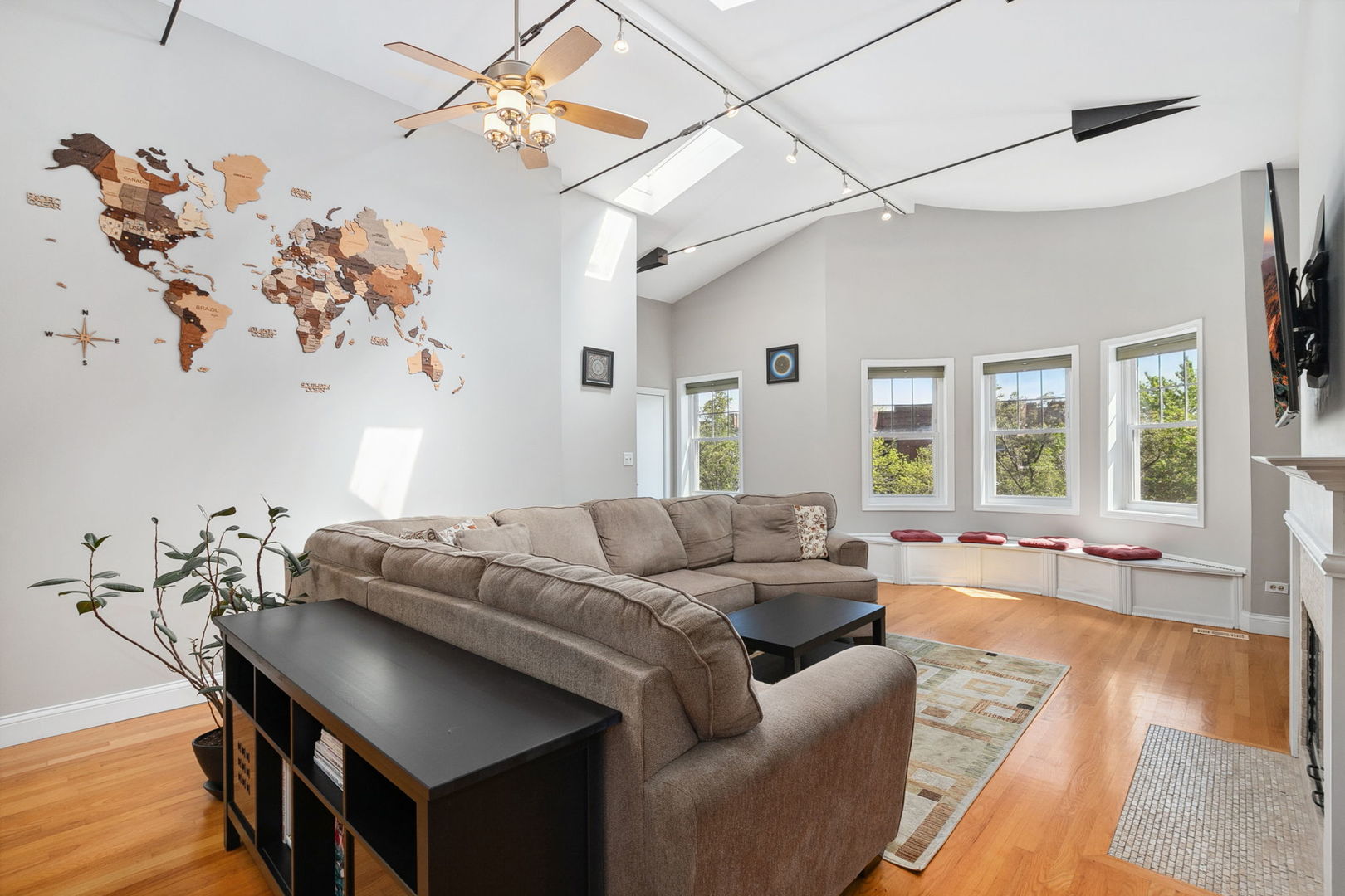 1206 West Addison Street, Unit 3 Chicago, IL 60613 - Photo 3 of 19 Gallery Image 3