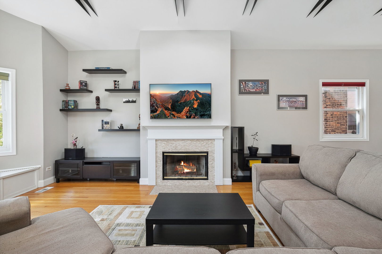 1206 West Addison Street, Unit 3 Chicago, IL 60613 - Photo 4 of 19 Gallery Image 4