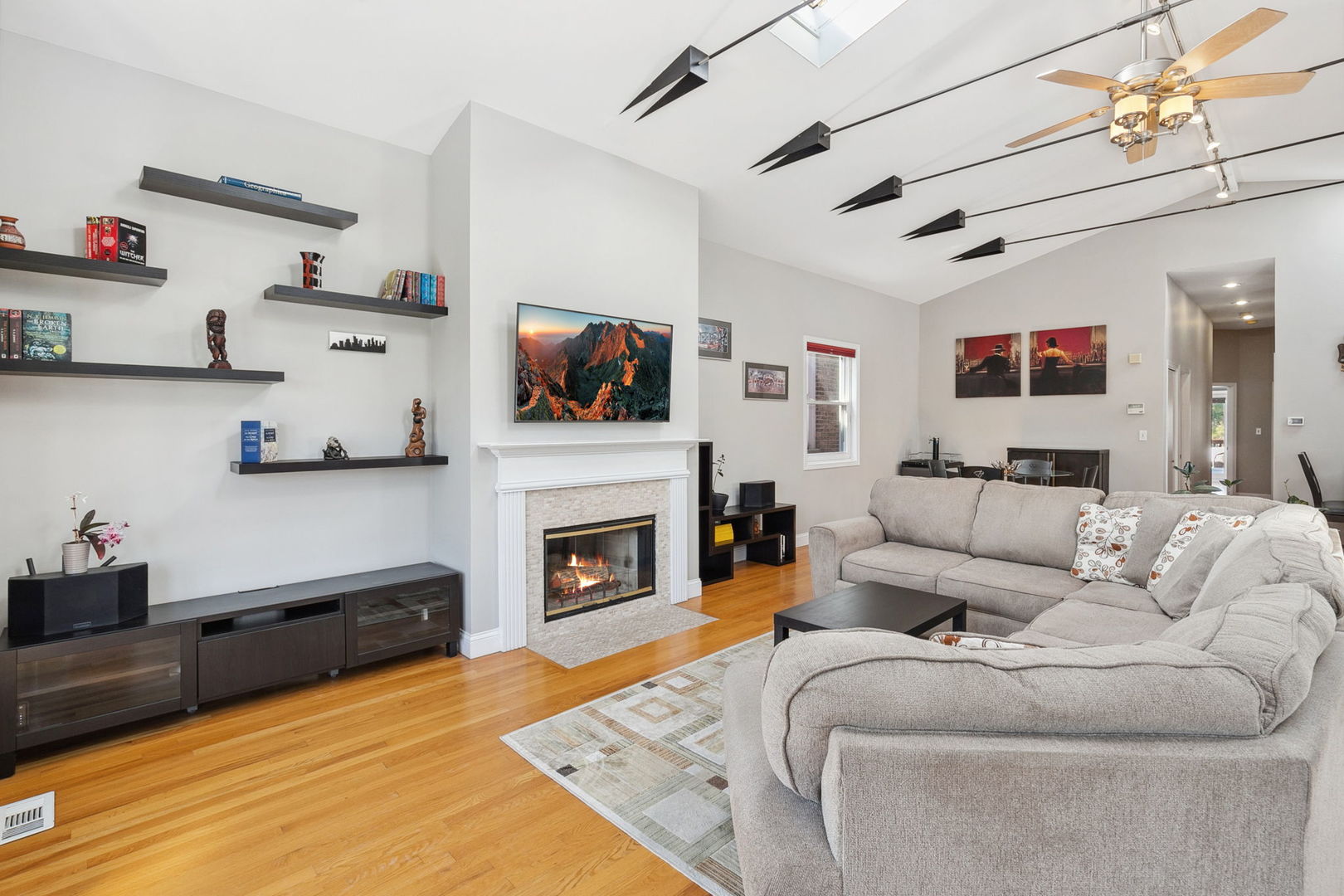 1206 West Addison Street, Unit 3 Chicago, IL 60613 - Photo 5 of 19 Gallery Image 5