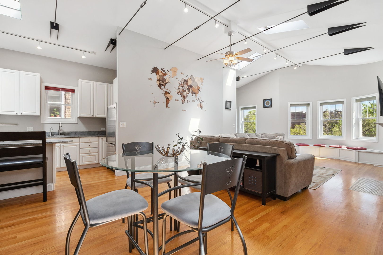 1206 West Addison Street, Unit 3 Chicago, IL 60613 - Photo 7 of 19 Gallery Image 7