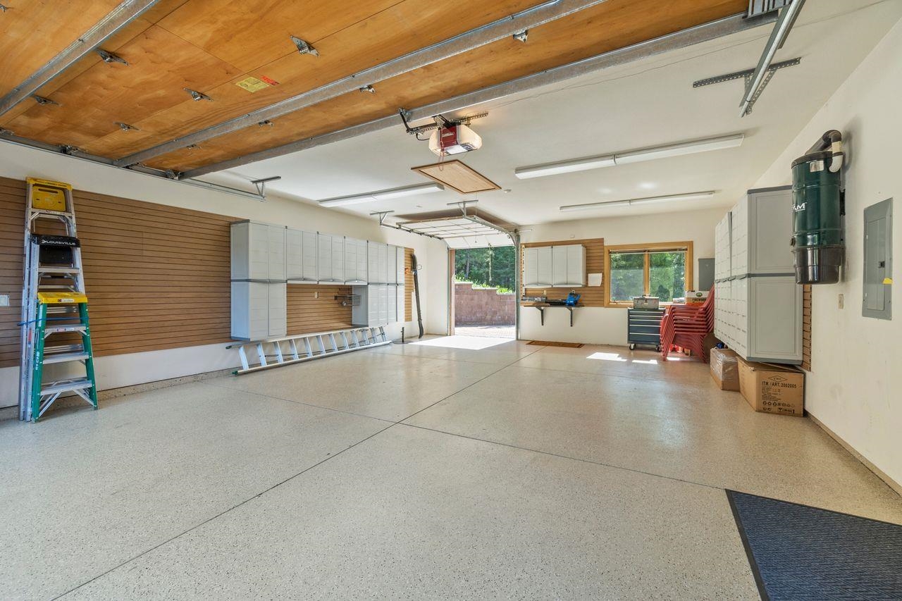 759 Red Sky Clio, CA 96106 - Photo 16 of 21 a view of a livingroom with furniture and a ceiling fan