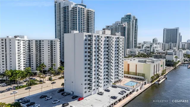 $439,900 | 3000 South Ocean Drive, Unit 520, Hollywood, FL 33019