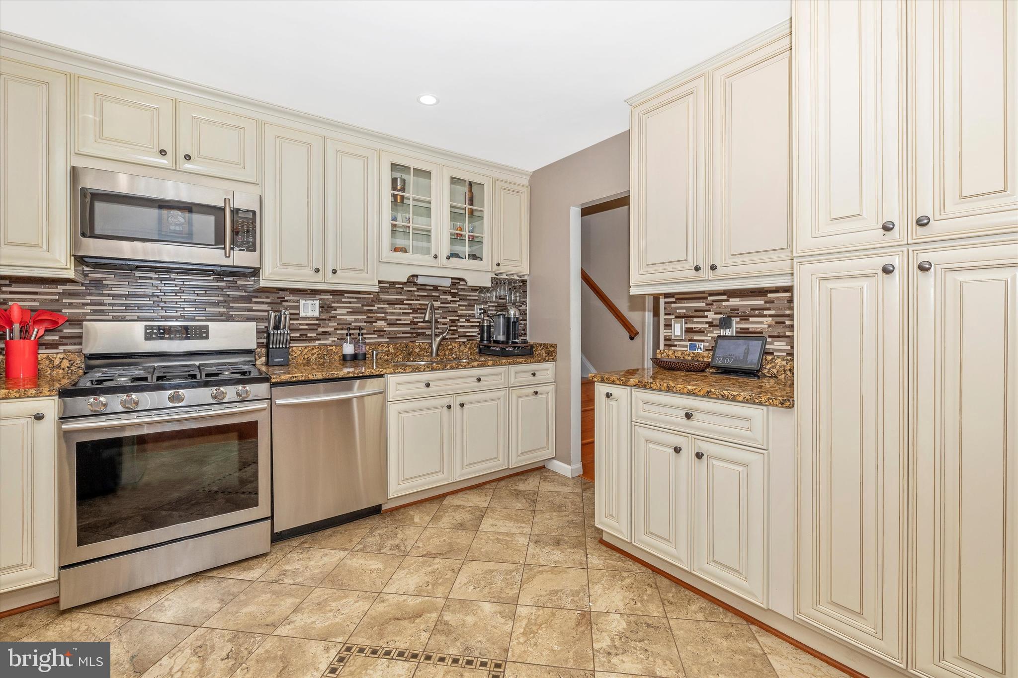 10319 Bloom Drive Damascus, MD 20872 - Photo 11 of 42 Beautiful custom cabinets