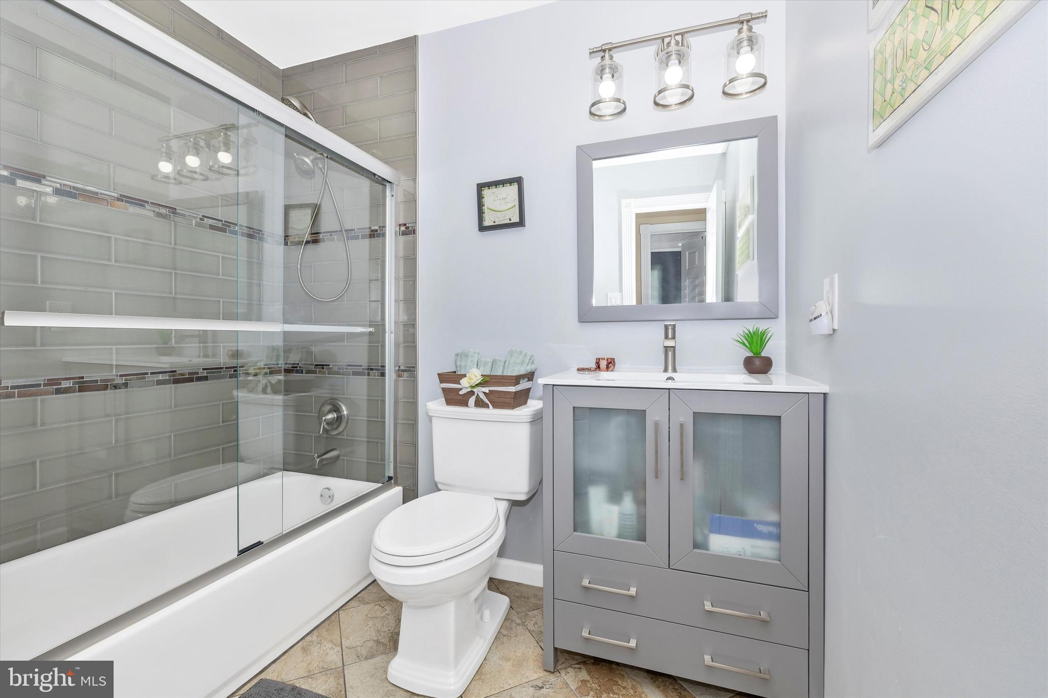 10319 Bloom Drive Damascus, MD 20872 - Photo 20 of 42 Hall bath has been upgraded!