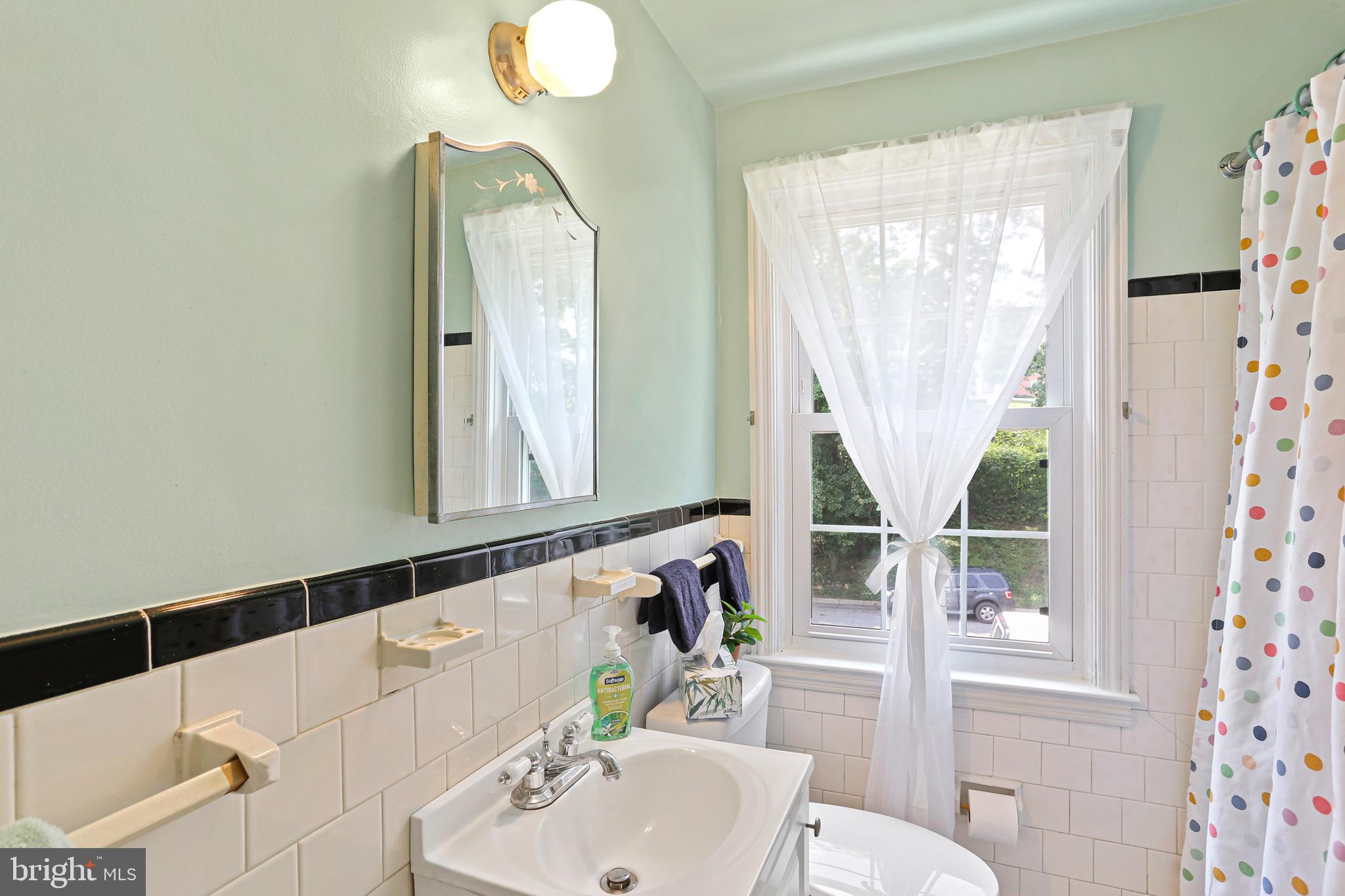 413 Whitfield Road Catonsville, MD 21228 - Photo 23 of 33 2nd level bath in pristine condition