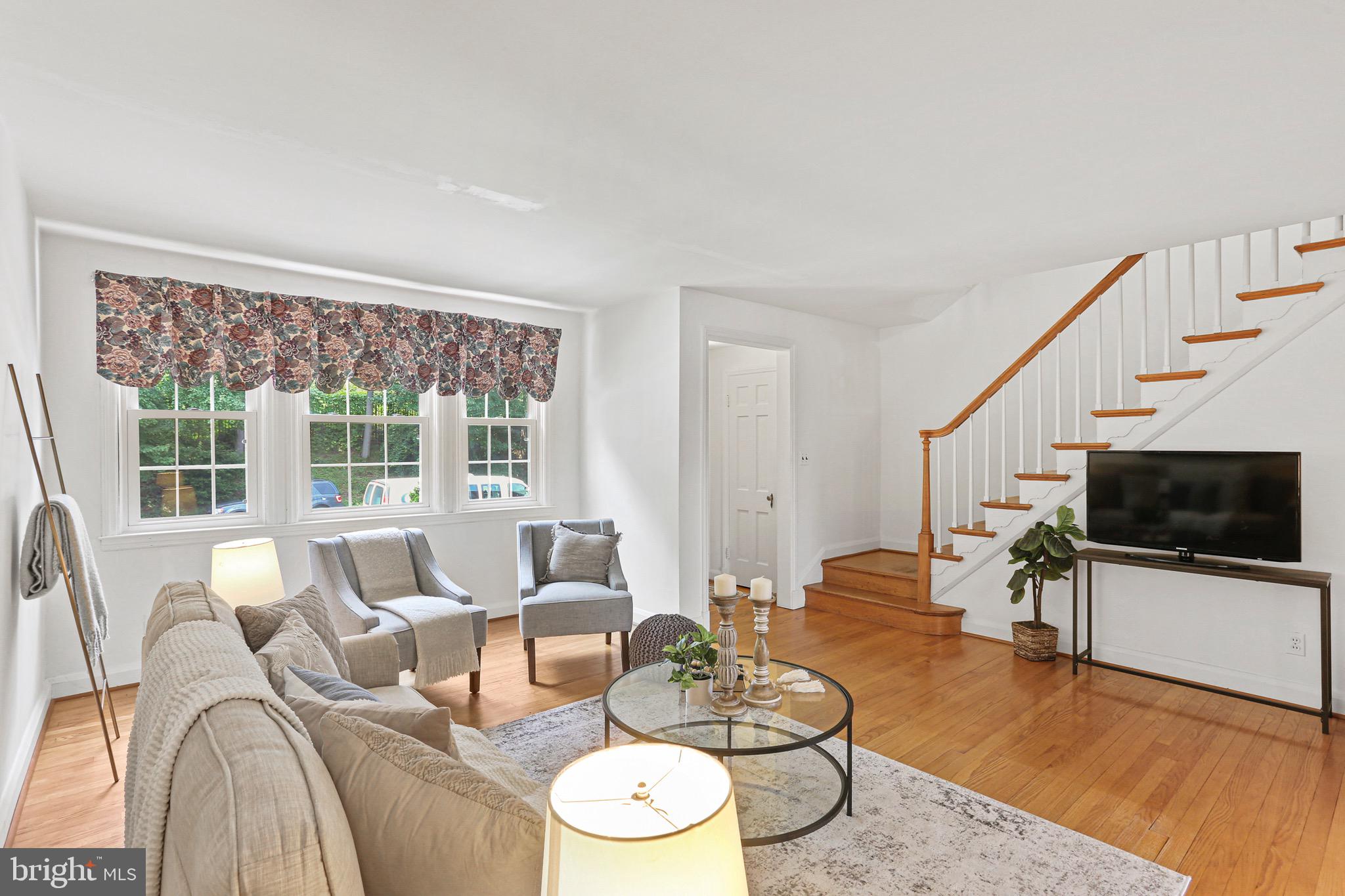 413 Whitfield Road Catonsville, MD 21228 - Photo 6 of 33 Bright & cheerful LR space