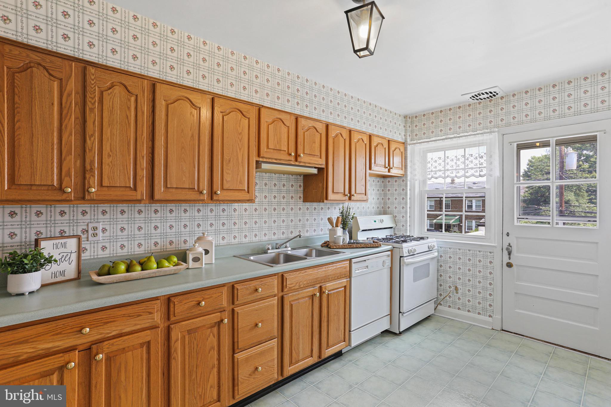 413 Whitfield Road Catonsville, MD 21228 - Photo 10 of 33 Oak cabinet + white appliances