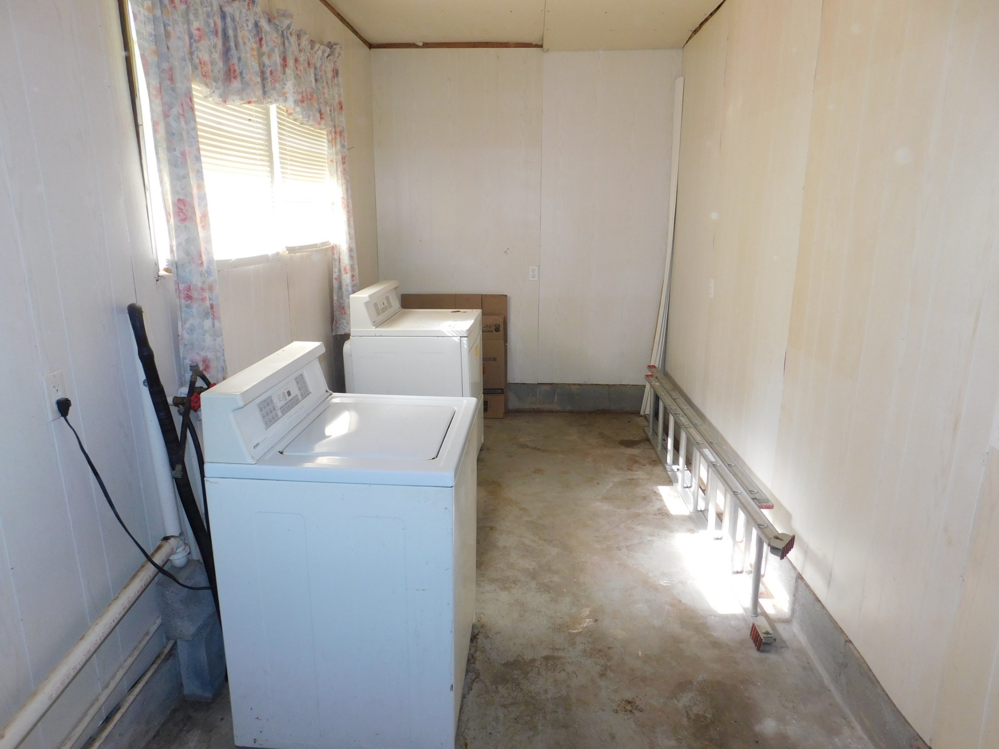 623 Clifton Scott Road Manchester, TN 37355 - Photo 34 of 43 a utility room with dryer and washer