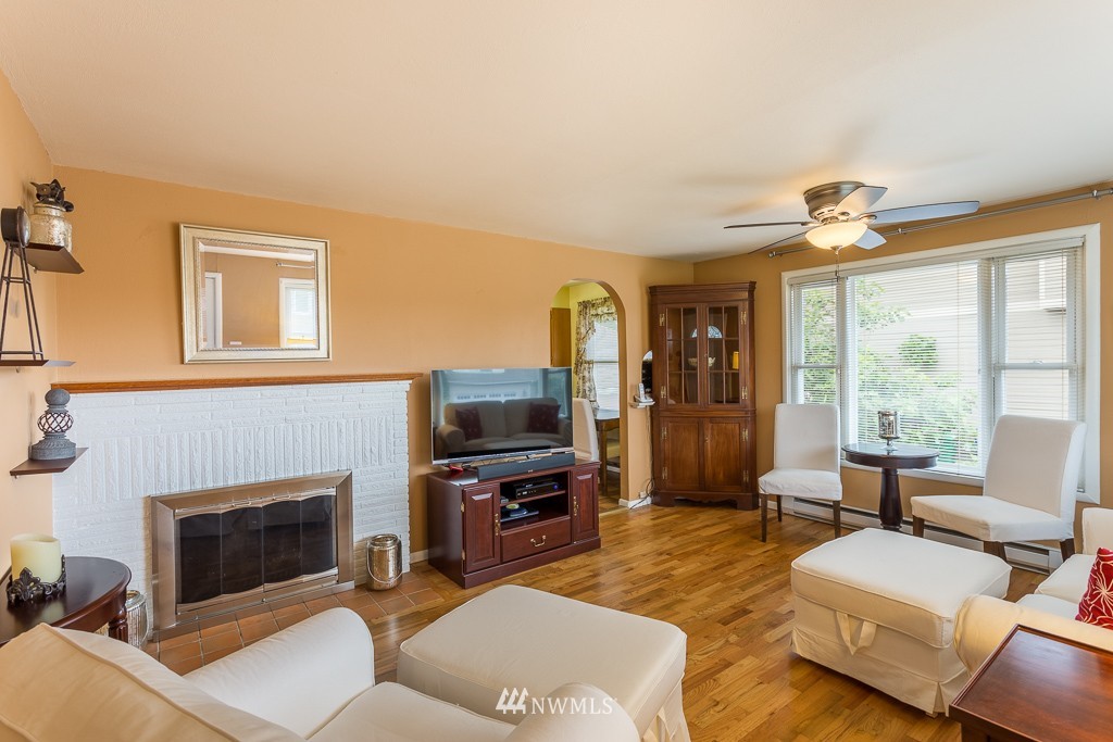 913 North 33rd Street Renton, WA 98056 - Photo 2 of 21