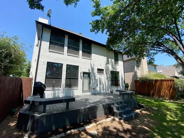 a view of a house with backyard