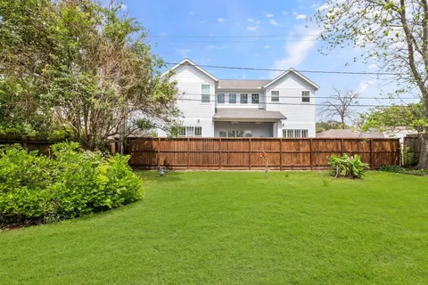a view of a house with backyard and a garden
