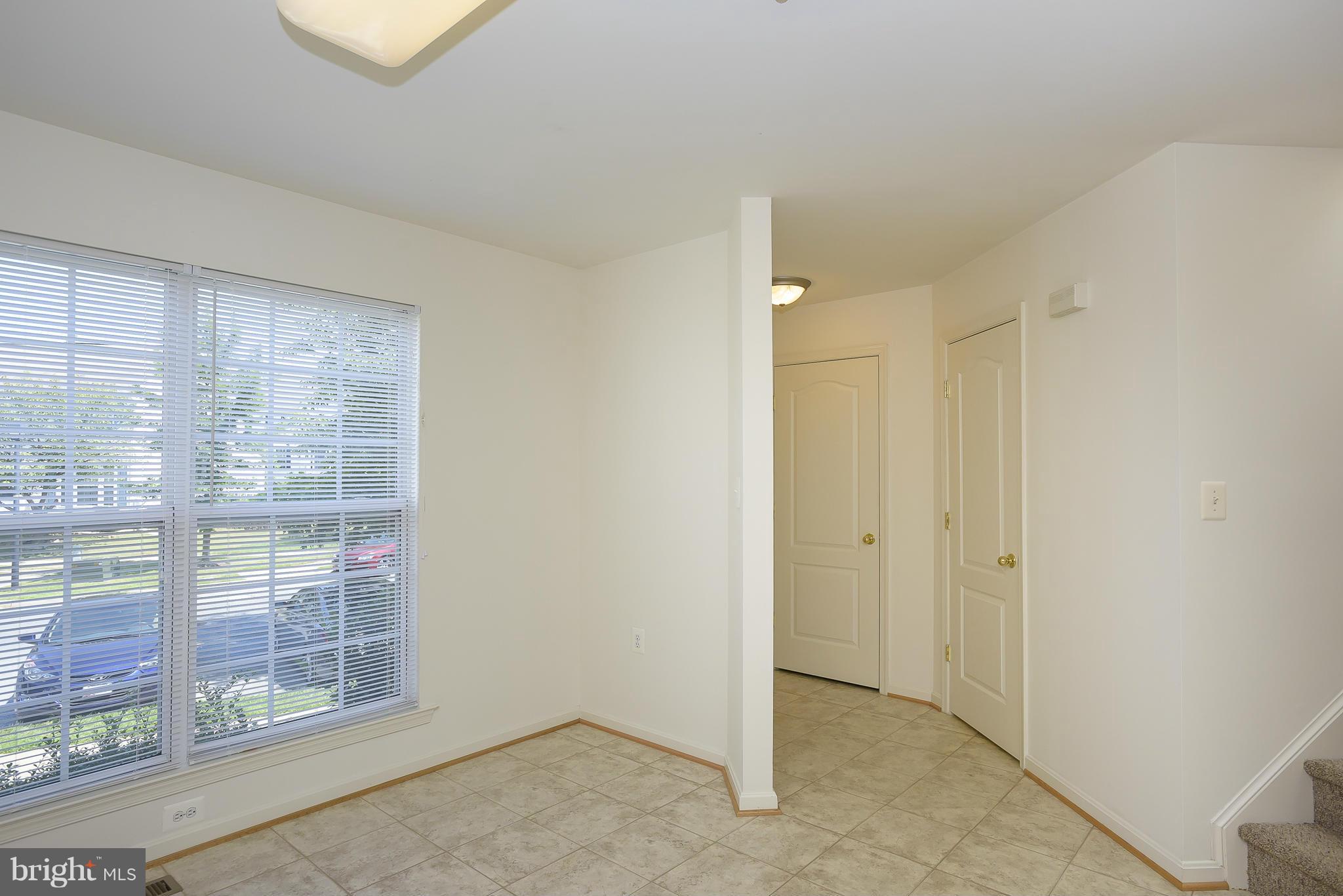 Breakfast Area to Foyer