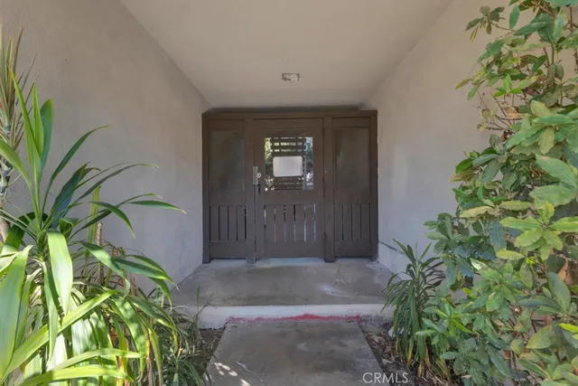 a view of entryway with a front door
