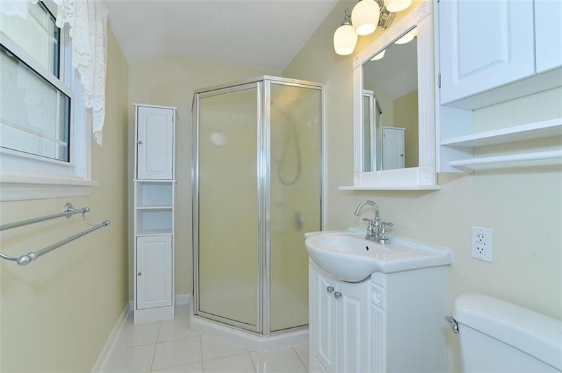 2595 Cole Road Wexford, PA 15090 - Photo 19 of 25 Full bath in the Master Bedroom.