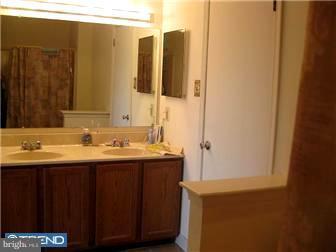 724 Ricks Circle Brookhaven, PA 19015 - Photo 11 of 12 Bathroom