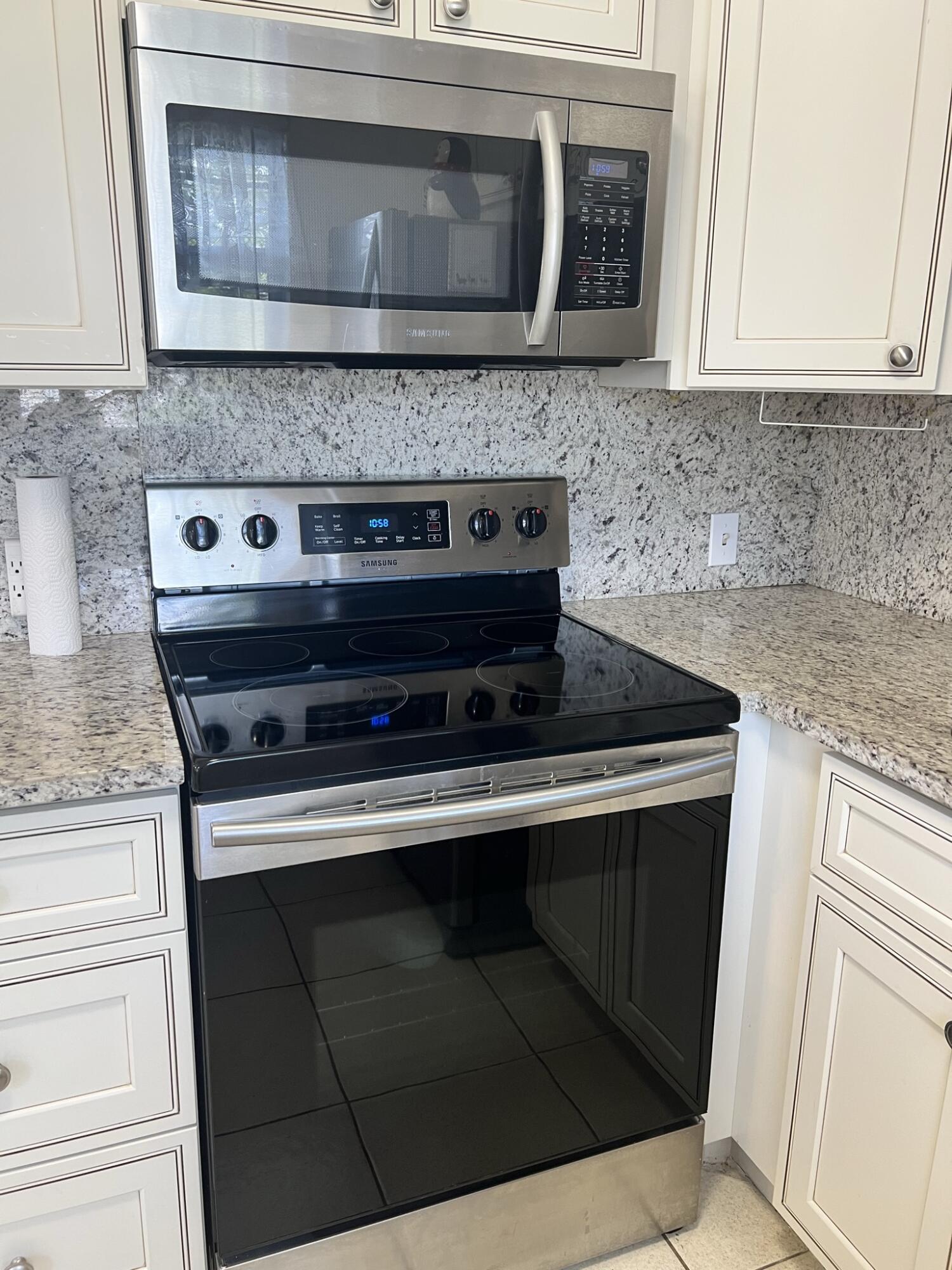 200 Suffolk F, Unit E Boca Raton, FL 33434 - Photo 3 of 27 Samsung Range & Microwave - Copy