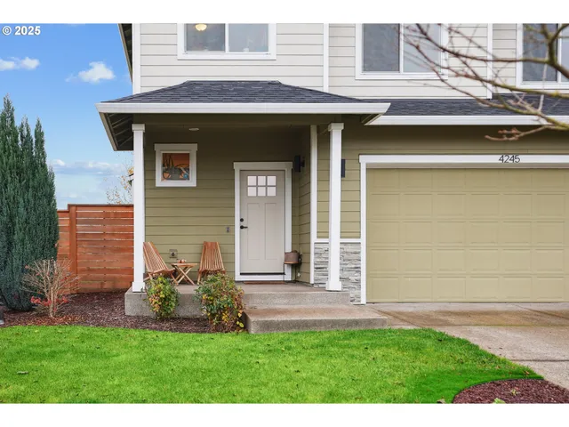 a view of front of a house with a yard