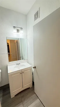 $2,000 | 1663 Southeast 27th Drive, Unit 102, Homestead, FL 33035