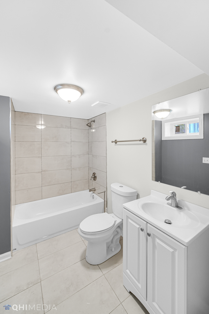 18345 Perth Avenue Homewood, IL 60430 - Photo 18 of 22 a bathroom with a bathtub toilet and sink