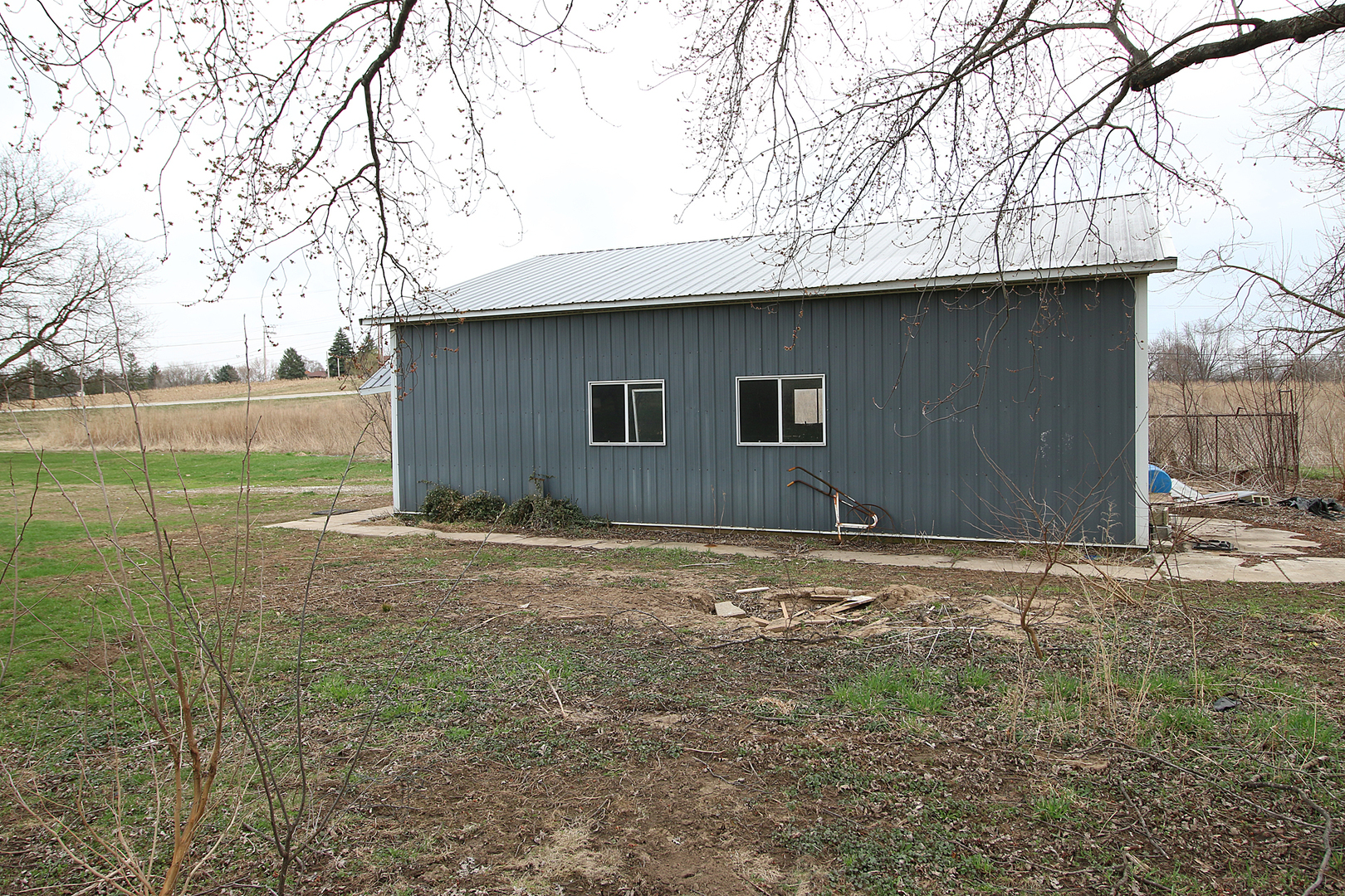 1356 Smith Road Lockport, IL 60441 - Photo 3 of 20 a backyard of a house