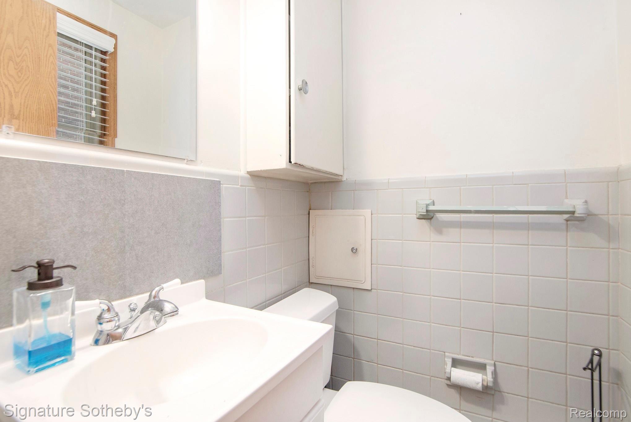1964 Prestwick Road Grosse Pointe, MI 48236 - Photo 24 of 37 BPG_1822.jpg