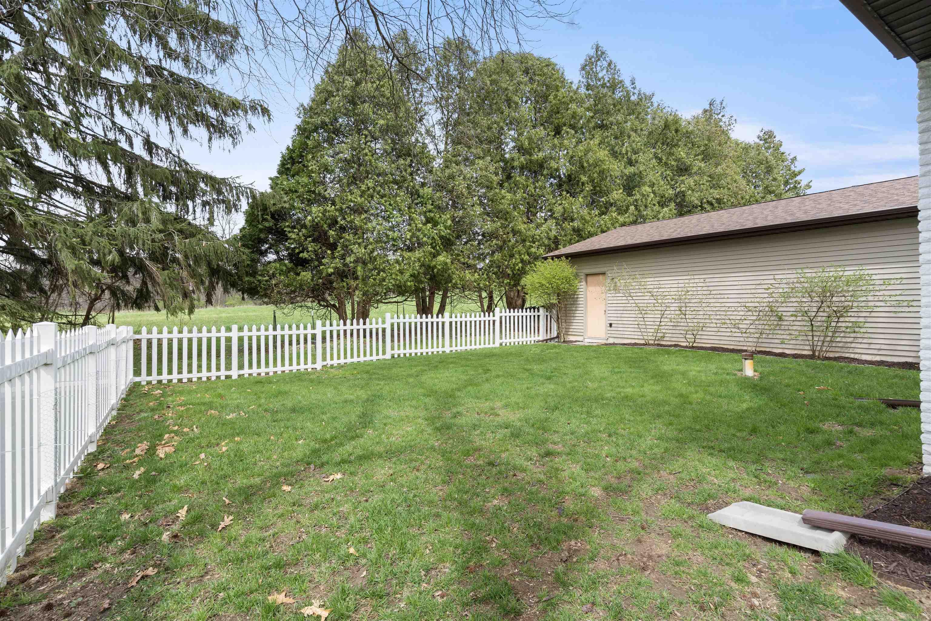 1427 East Springhill Road Warsaw, IN 46580 - Photo 4 of 36 Gallery Image 4