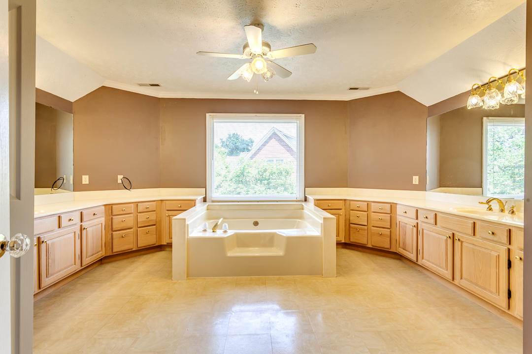 14 Raintree Place Oak Ridge, TN 37830 - Photo 34 of 40 Master Bath