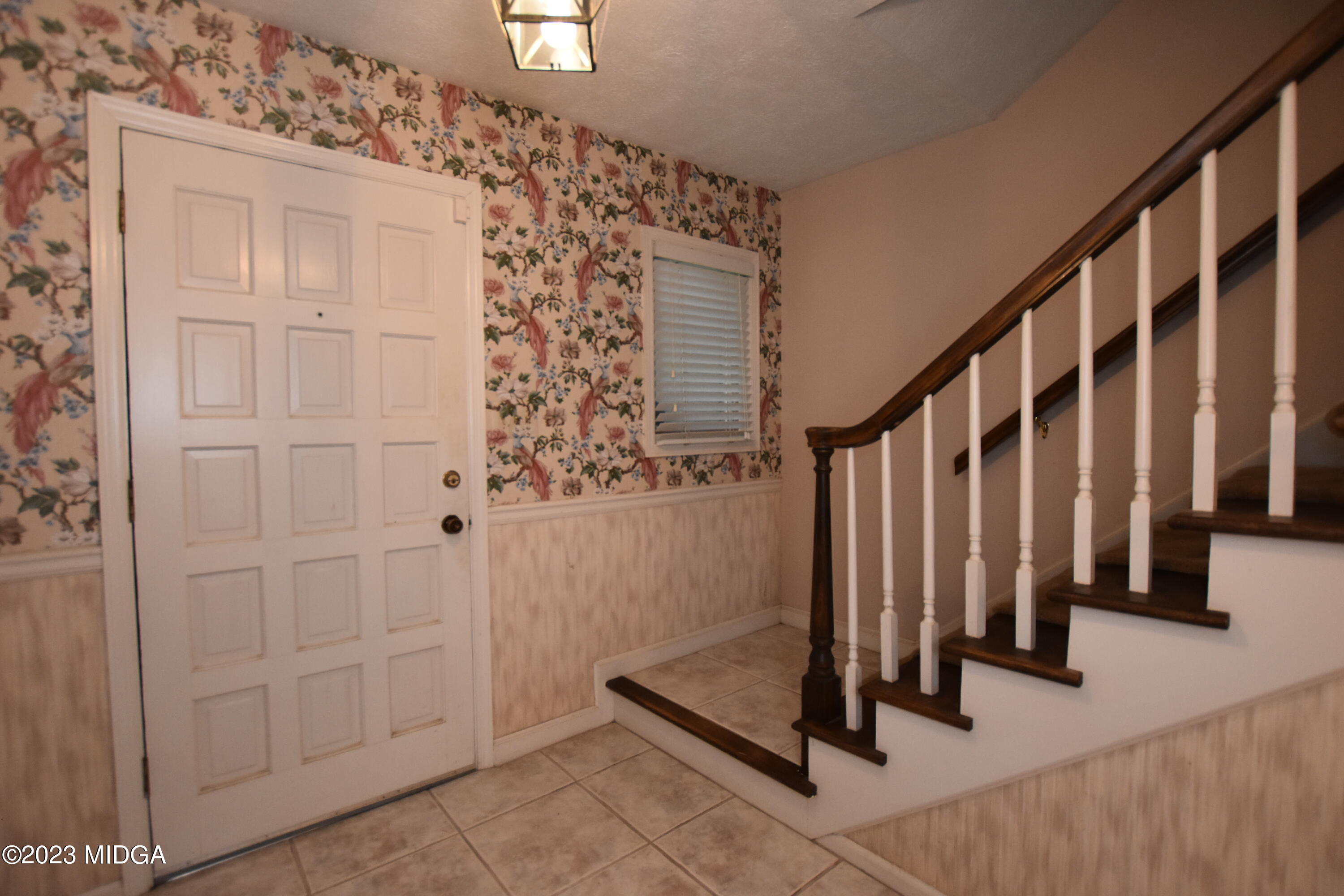 2994 Rolling Road Macon, GA 31204 - Photo 5 of 27 a view of a entryway with wooden floor