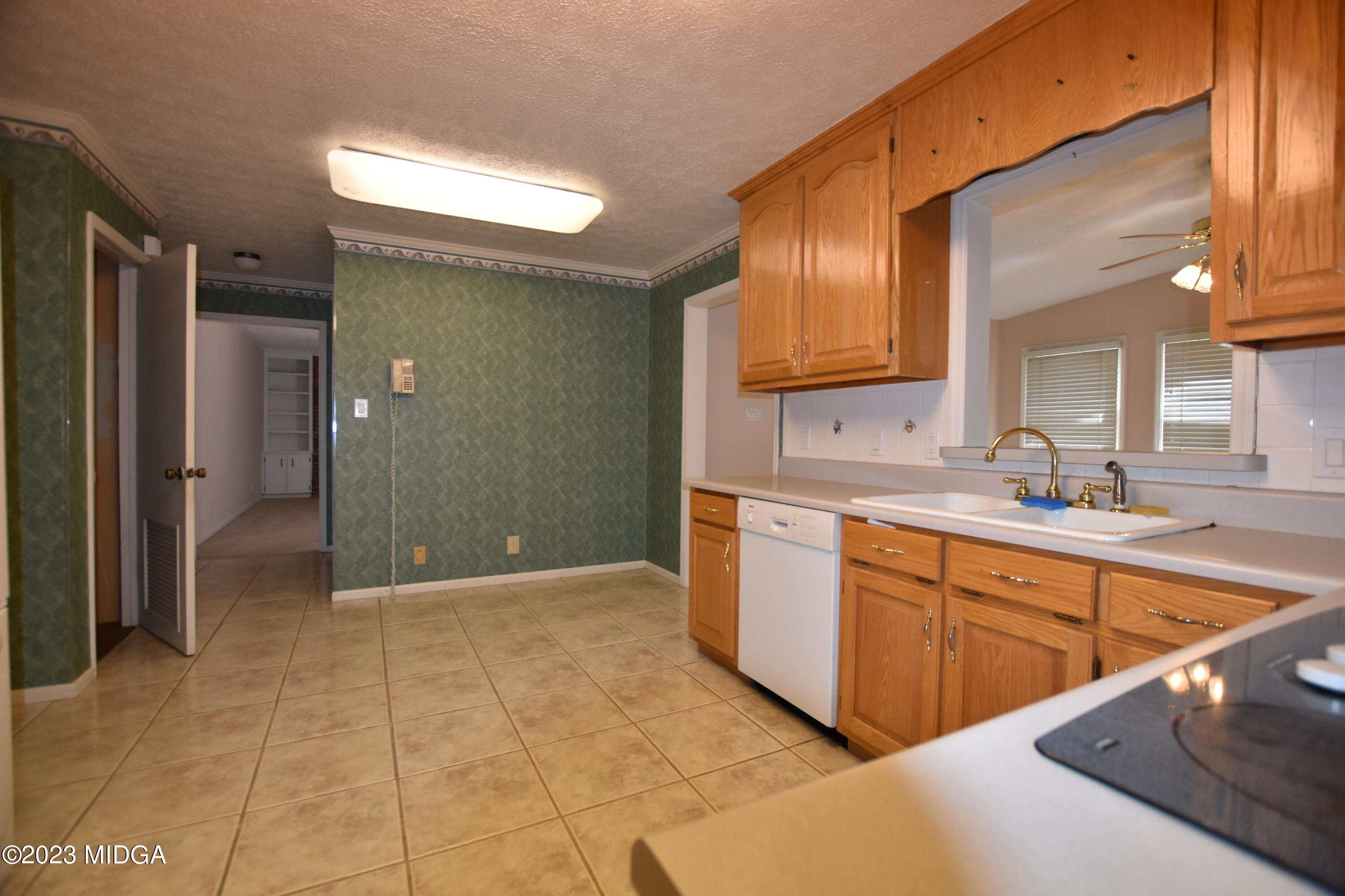 2994 Rolling Road Macon, GA 31204 - Photo 8 of 27 a bathroom with a sink mirror and a bathtub