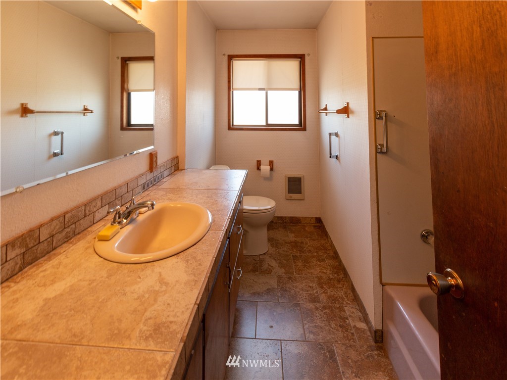 659 Spencer Road Toledo, WA 98591 - Photo 11 of 25 a bathroom with a sink and a mirror