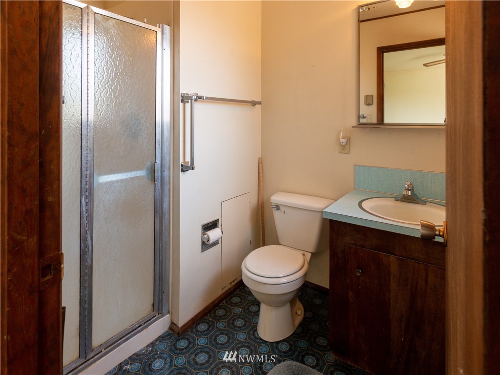 659 Spencer Road Toledo, WA 98591 - Photo 14 of 25 a bathroom with a sink toilet and a mirror