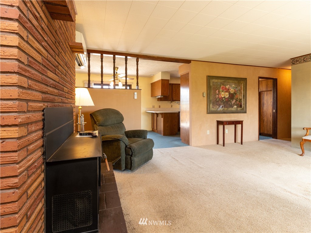 659 Spencer Road Toledo, WA 98591 - Photo 3 of 25 a living room with furniture and a window