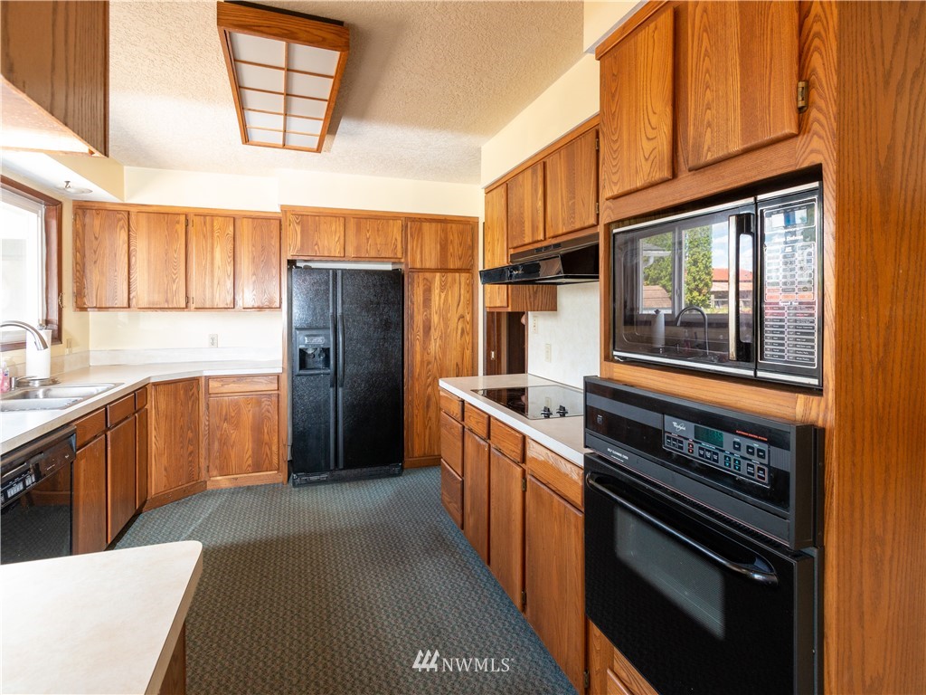 659 Spencer Road Toledo, WA 98591 - Photo 5 of 25 a kitchen with stainless steel appliances granite countertop a stove and a refrigerator