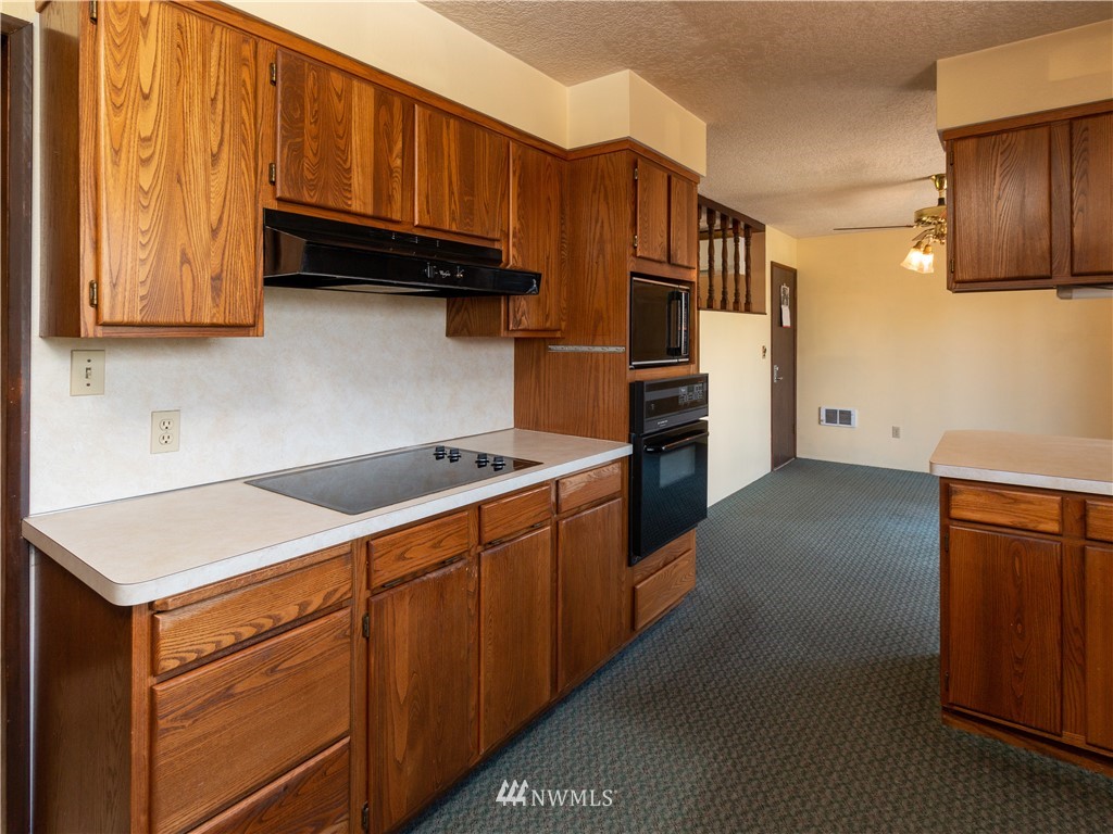 659 Spencer Road Toledo, WA 98591 - Photo 6 of 25 a kitchen with stainless steel appliances a stove a sink and a refrigerator