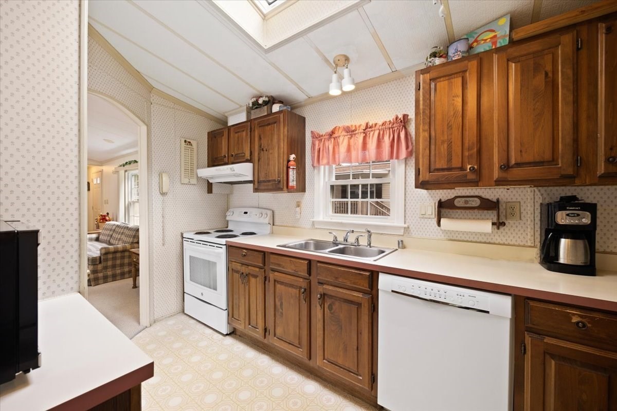 12 Patriot Road Taunton, MA 02780 - Photo 6 of 40 Gallery Image 6